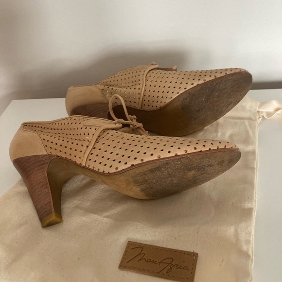 Max Azria Bernia perforated lace heels - Picture 3 of 5